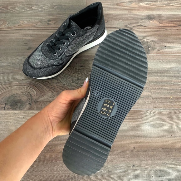 LE CHATEAU Glitter Runners - Picture 3 of 4